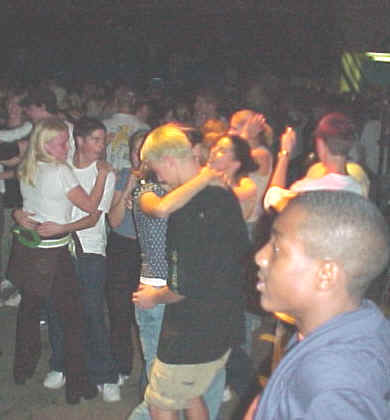 djdance.jpg (50583 bytes)