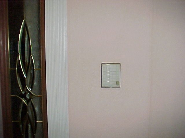 doorcom2.jpg (35116 bytes)